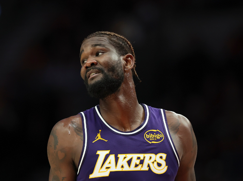 欧冠八强对阵-湖人104-112快船遭4坏消息！艾顿又崩，雷迪克+2主力引绝望！