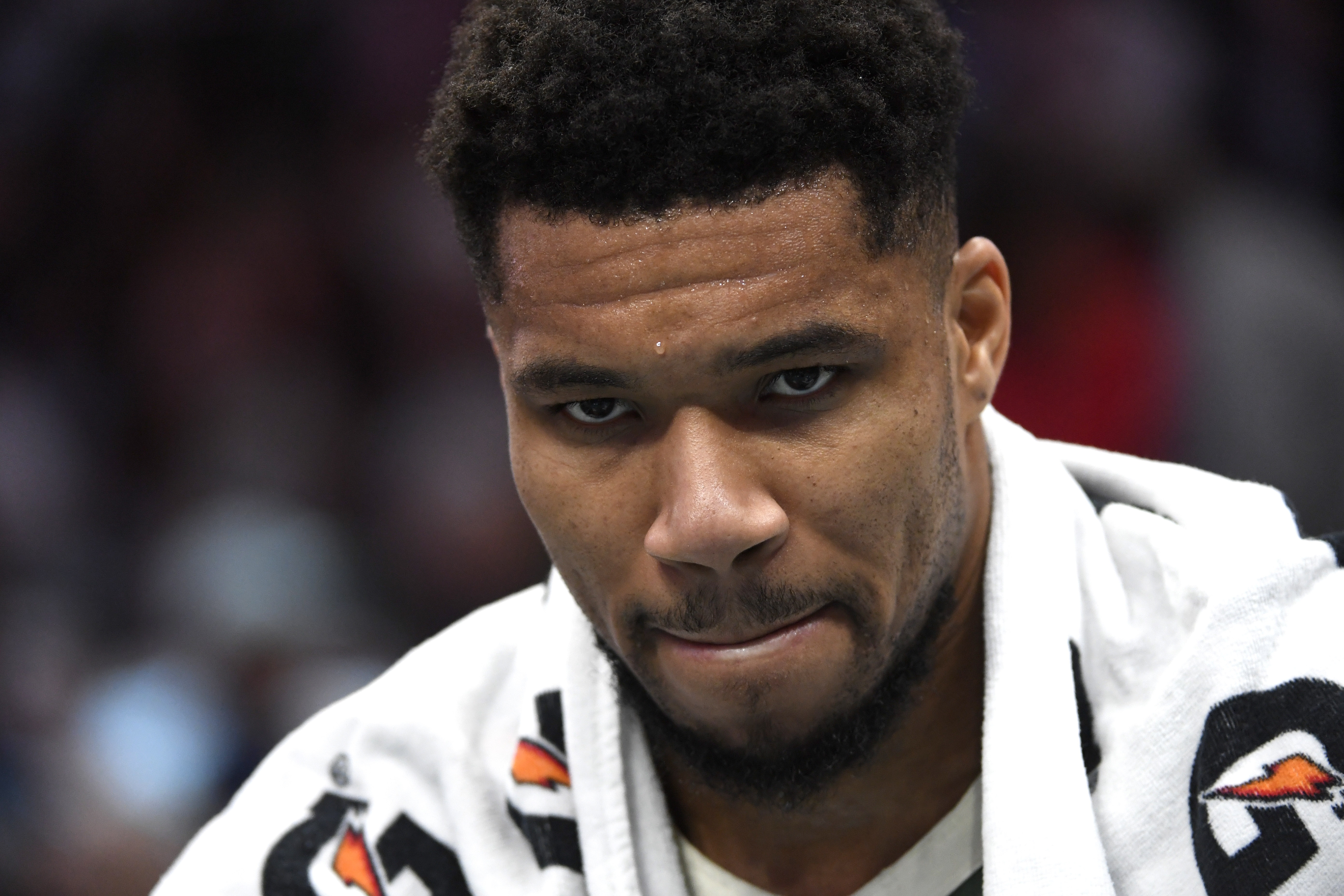 欧冠半决赛时间-无心恋战？字母哥最后时刻伤退&amp;8中4拿到22分13板7助 罚球16中14