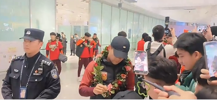 欧冠晋级规则-U23国足载誉而归！上千球迷接机，李昊最受欢迎，球迷兴奋欢呼
